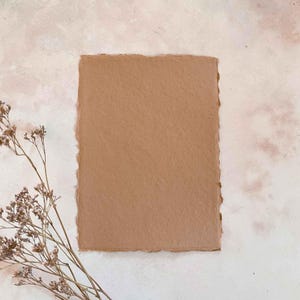 Handgemaakte kaart van gerecycled katoen | Minky Brown briefpapier met rafelige rand