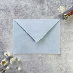 Hellblauer handgeschöpfter Papier Umschlag | Handgefertigter Umschlag aus recycelten Baumwollfasern | Deckle Edge Einladungs-Umschlag in Hellblau