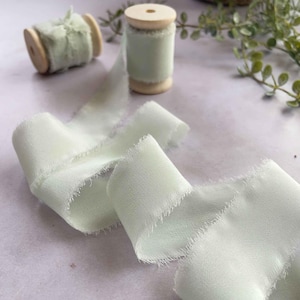 Nastro di seta in nebbia / Bobina da 5 metri di nastro di seta Habotai verde pastello con bordi sfrangiati