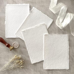 Hochwertiges, handgeschöpftes weißes Papier (vegan) | 5 Blatt | Hochwertiges Recycling-Baumwollpapier mit Büttenrand |