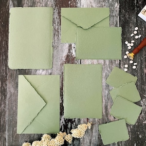 Carta fatta a mano verde salvia / CONFEZIONE DA 5 FOGLI / Carta di cotone riciclato con bordi frastagliati / Vegana, senza acidi, biodegradabile