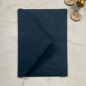 Busta di carta fatta a mano blu navy / Busta blu navy 5 x 7 realizzata in carta di cotone riciclata con bordi frastagliati e lembo appuntito