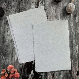 Carta fatta a mano grigio chiaro / CONFEZIONE DA 5 FOGLI / Carta di stracci di cotone riciclato grigio chiaro / Carta con bordo frastagliato / Vegana, senza alberi, senza acidi