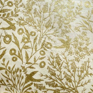 Papel de regalo Lokta hecho a mano - Diseño botánico de cosecha en dorado y blanco / Envoltorio ecológico