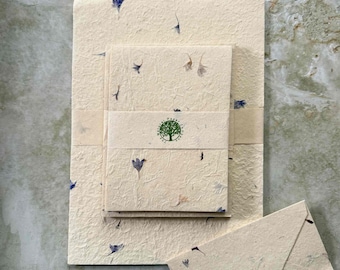 Carta e buste Lokta fatte a mano in Nepal - Fiordaliso / Carta nepalese con fiori pressati