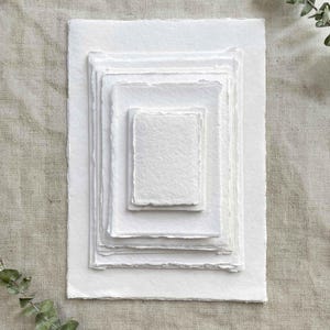 Premium witte handgemaakte kaart | SET VAN 5 VELLEN | Superieure kwaliteit gerecycled katoenen lappen met een versierde rand | Verkrijgbaar in verschillende maten