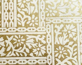 Handgefertigtes Geschenkpapier aus Lokta-Papier – Scala-Blumenmuster, Gold und Weiß, umweltfreundlich