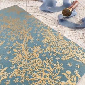 Fleur Lustre in blu aviazione e oro / Carta decorativa A4 per lavori artigianali / Carta riciclata con stampa floreale dorata / Carta per scrapbooking