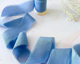 Nastro in seta Habotai blu avio, bordo grezzo, su bobina di legno (5 metri)
