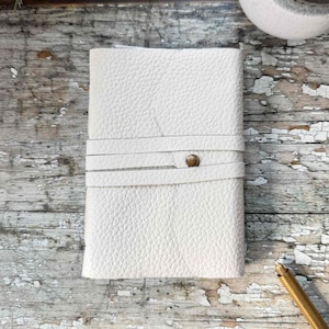 Cuaderno de piel hecho a mano tamaño A6 en color marfil / Pequeño cuaderno de piel en bolsa de regalo de la marca / Diario de viaje perfecto / Regalo de papelería