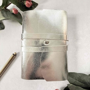 Cuaderno de cuero hecho a mano tamaño A6 en color plata metalizado / Pequeño cuaderno de cuero