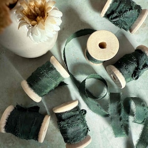 Bosgroen habotai-zijden lint: gerafelde rand, 10 mm, rol 5 meter