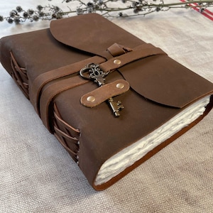Diario A5 encuadernado en cuero con cierre de llave / Cuaderno de notas de cuero en blanco con páginas de papel encuadernadas a mano / Libro de regalo