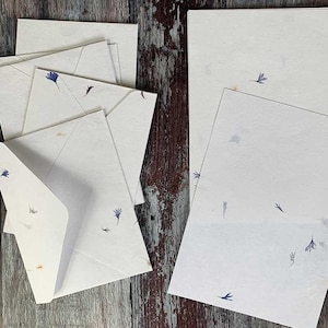 Chaber - Zestaw papieru ręcznie robionego i koperty z kwiatowym wzorem | Ręcznie robiony papier botaniczny i koperta z suszonymi chabrami | Papier botaniczny