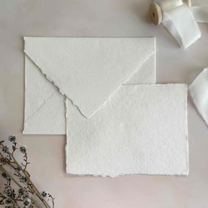 Ensemble enveloppes et cartes en chiffon de coton blanc fait main Whisper | Jeu de cartes et enveloppes bords fraisés en chiffon de coton recyclé | Ensemble de papeterie