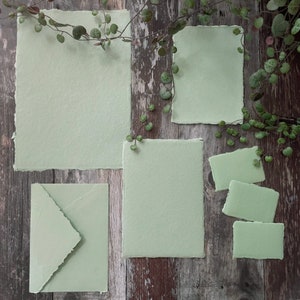 Carta fatta a mano verde scuro / CONFEZIONE DA 5 FOGLI / Carta di stracci di cotone riciclata con bordi frastagliati / Carta di stracci di cotone per artigianato, calligrafia