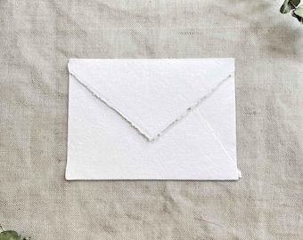 Sobres de papel blanco premium hechos a mano con solapa puntiaguda y bordes decorados / Sobres de papel de trapo de algodón reciclado en varios tamaños