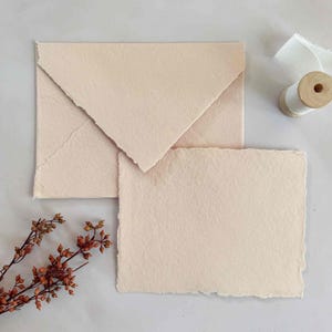 Misty Rose handgemaakte katoenen voddenvelop en kaartenset | Blush roze handgemaakte kaart en envelop set met versierde randen | Briefpapier | Notitiekaarten