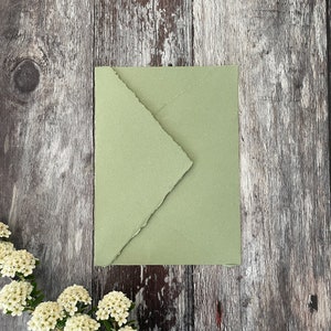 Busta di carta fatta a mano verde salvia / Busta di carta di cotone riciclato con bordi sfrangiati