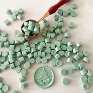 Saliegroene wasparels voor het maken van lakzegels | Kleine wasparels in een donkergroene kleur | Perfect voor het maken van lakzegelstempels