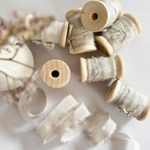 10 mm Seidenband - Putty | Schmales Seidenband in neutraler beige Farbe | Perfektes Band für Platzkarten und Tags