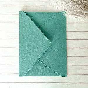 Jade Grüner handgeschöpfter Papier Umschlag | Büttenrand Umschlag aus recyceltem Baumwollragpapier