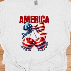 Camiseta de cerezas patrióticas – Estados Unidos Camiseta con lazo del 4 de julio – Camiseta con cerezas rojas, blancas y azules – EE. UU. Camiseta gráfica vintage de verano – Tierra de la libertad