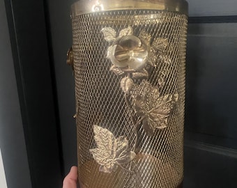 Vintage midden van de eeuw Hollywood Regency messing goudkleurige metalen gaas bloemen prullenbak prullenbak