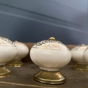 Vintage Ceramic Drawer Pull/knobs with gold/brass color accents afbeelding 9