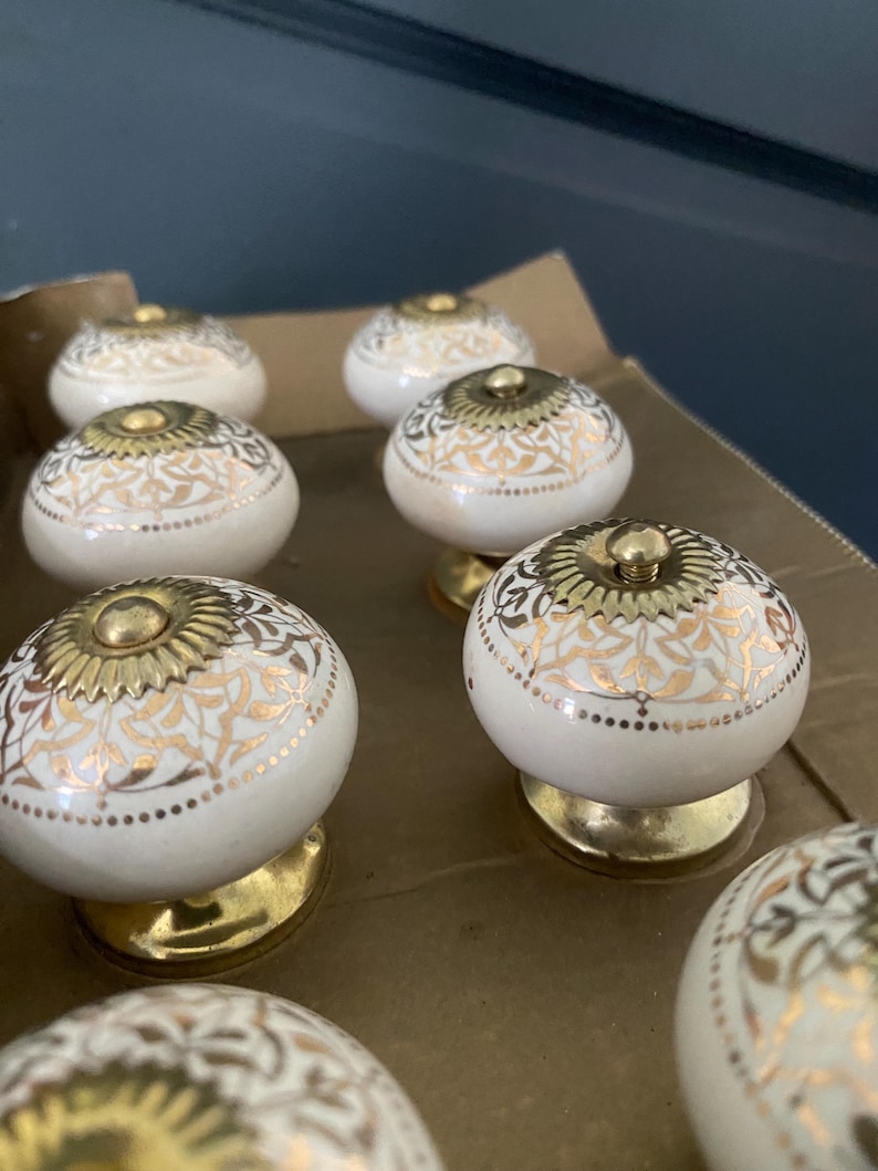 Vintage Ceramic Drawer Pull/knobs with gold/brass color accents afbeelding 6