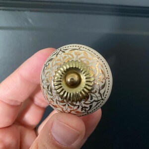 Vintage Ceramic Drawer Pull/knobs with gold/brass color accents afbeelding 4