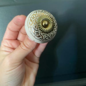 Vintage Ceramic Drawer Pull/knobs with gold/brass color accents afbeelding 2