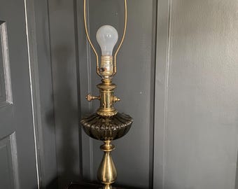 Lampa stołowa w stylu retro Hollywood Regency z mosiądzu, szkła dymnego i marmurowej podstawy