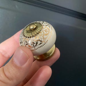 Vintage Ceramic Drawer Pull/knobs with gold/brass color accents afbeelding 3