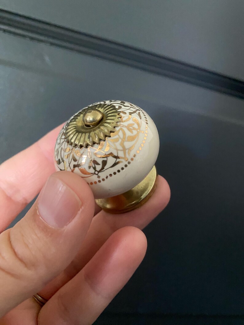 Vintage Ceramic Drawer Pull/knobs with gold/brass color accents afbeelding 3