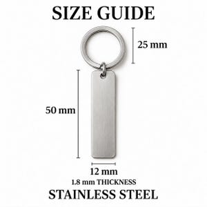 Puede incluir: Un llavero rectangular de acero inoxidable plateado con una anilla circular. La gu&iacute;a de tallas indica que la anilla mide 25 mm, la placa rectangular 50 mm de largo y 12 mm de ancho, con un grosor de 1,8 mm.