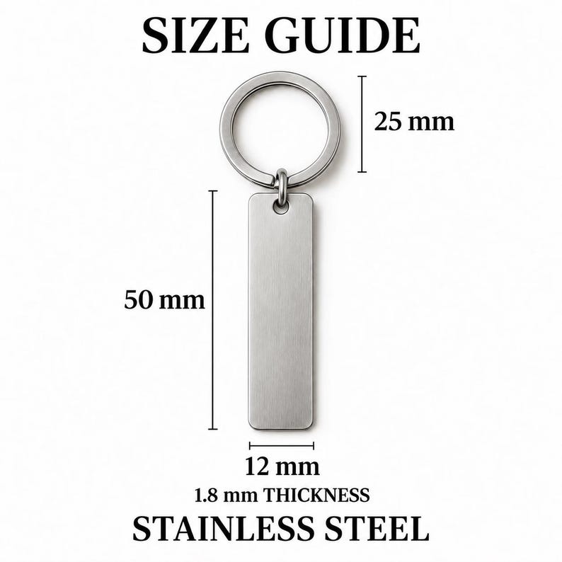 Puede incluir: Un llavero rectangular de acero inoxidable plateado con una anilla circular. La gu&iacute;a de tallas indica que la anilla mide 25 mm, la placa rectangular 50 mm de largo y 12 mm de ancho, con un grosor de 1,8 mm.
