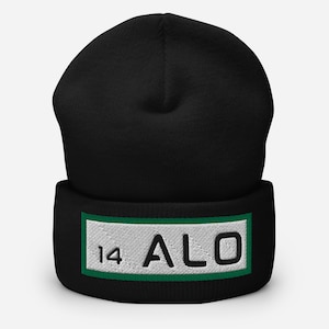 Pode incluir: Gorro preto com um patch retangular. O patch tem um fundo branco com o número "14" e as letras "ALO" bordadas em preto. O patch é delineado com uma borda verde.