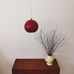 Vintage Space Age rote Kugellampe in Emaille, 70er Jahre, Deckenlampe, Pendellampe, skandinavisches Design, Mid-Century Modern