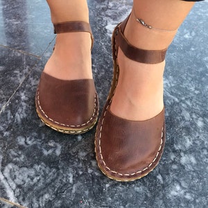 Brede sandalen voor dames, duurzame blote voeten sandalen, minimalistische schoen koperen aarding, blote voeten leer, donkerbruine sandalen, vintage hippie