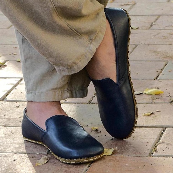 Mocasines de cuero negro hechos a mano, con base remachada en