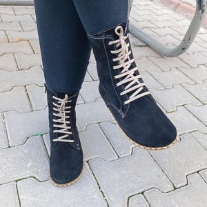 Geaarde dameslaarzen, blote voeten dameslaars, handgemaakte schoen, geaarde koperen klinknagel, leren voering, zwarte suède laars, buffelleer buitenzool