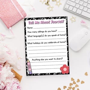 Peut inclure: Une feuille de travail avec le titre "Tell Me About Yourself" dans un motif noir et blanc. La feuille de travail contient des invites pour les informations personnelles. Un crayon et une fleur roses sont sur la feuille de travail.