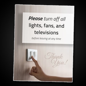 Puede incluir: Un cartel blanco con texto negro que dice "Por favor, apague todas las luces, ventiladores y televisores antes de irse." Una mano está apagando un interruptor de luz. El texto "¡Gracias!" está escrito en cursiva debajo del interruptor.