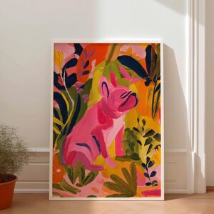 Peut inclure: Une impression d'art encadrée représentant un bouledogue français rose au milieu d'une scène de jardin vibrante et colorée. L'œuvre utilise des coups de pinceau audacieux et une palette de roses, de verts, de jaunes et d'oranges. Le chien est le point central.