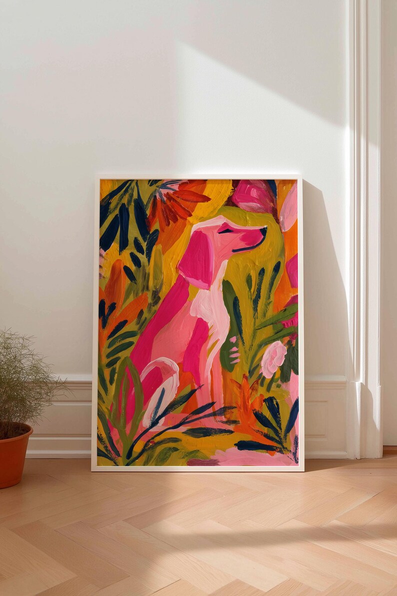 Peut inclure: Impression sur toile encadr&eacute;e d'un chien rose assis au milieu d'une v&eacute;g&eacute;tation color&eacute;e. L'&oelig;uvre utilise des coups de pinceau audacieux et des teintes vives de rose, d'orange, de jaune et de vert. Le chien est au centre, entour&eacute; de plantes stylis&eacute;es.