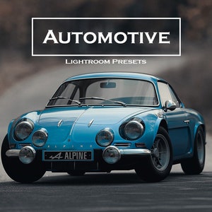 Może przedstawiać: Niebieski zabytkowy samochód sportowy z napisem "Alpine" na grillu. Samochód znajduje się na szarej drodze asfaltowej z rozmytym tłem drzew.