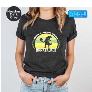 Pickleball Shirt, Dinosaurier Shirt, Pickle Ball Retro Dinosaurier Shirt, Essgeschenk, Pickleball Humor Vintage T-Shirt, Sport Shirts, Turnier T-Shirt
