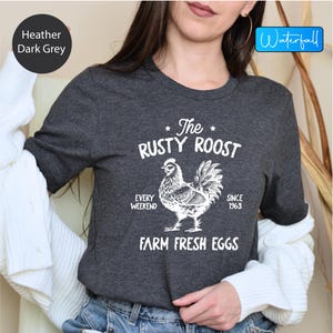 ラスティ・ルースト農場の新鮮な卵のシャツ、1963年以来毎週末新鮮な卵をお届けするTシャツ、おもしろチキンTシャツ、チキン農場の新鮮な卵ギフトシャツ