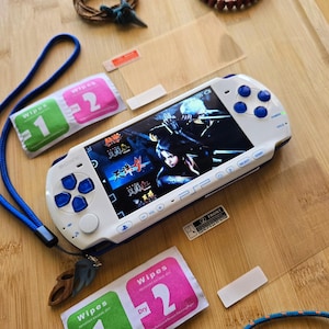 Może przedstawiać: Zestaw trzech ceramicznych kubków z nakrapianym, matowym wykończeniem. Kubki są w odcieniach kremu, jasnoszarym i ciemnoszarym. Każdy kubek ma prosty, minimalistyczny design i zaokrąglony uchwyt.